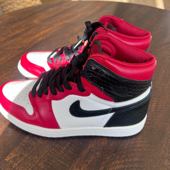 Nike Air Jordan 1 Womens - Picture 2 of 3